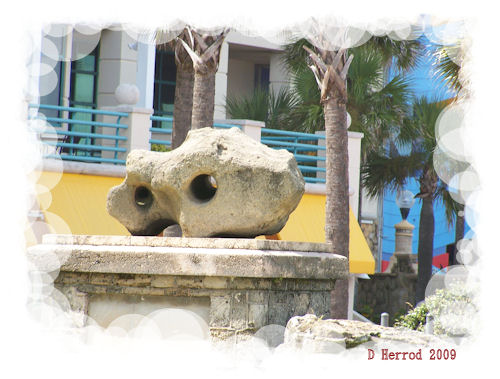 This statue kind of reminds me of ET's head.